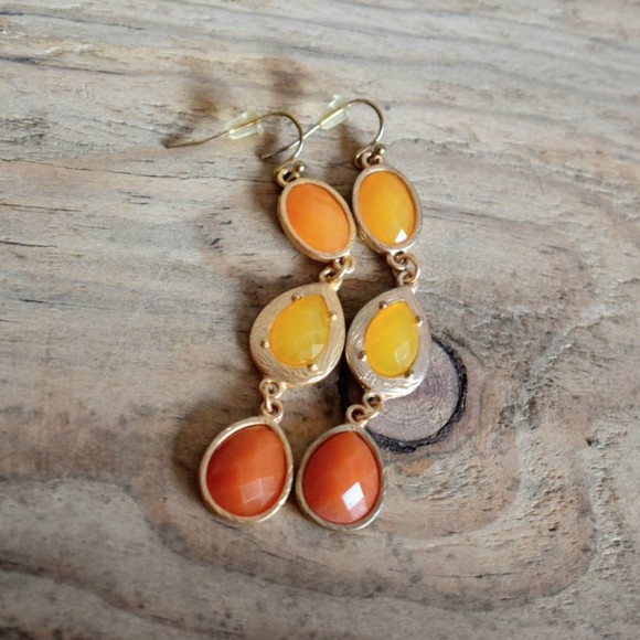 2 Pairs Fun Earrings Pale Yellow Orange GP Metal Acrylic - Picture 3 of 4